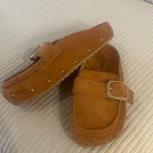 Brown women clogs with Buckle